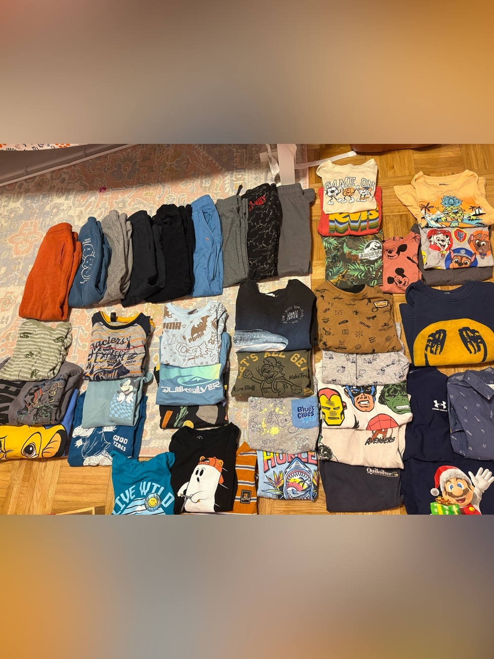 Bundles of 40x clothes boy 5 years H&M, Carters, Disney